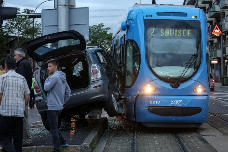 "Dojavu smo dobili oko 19.30. Radi se o nesreći u kojoj su sudjelovali osobni automobil i tramvaj. Dvjema osobama liječnička pomoć pružena je na mjestu događaja", rekli su iz Policijske uprave zagrebačke.