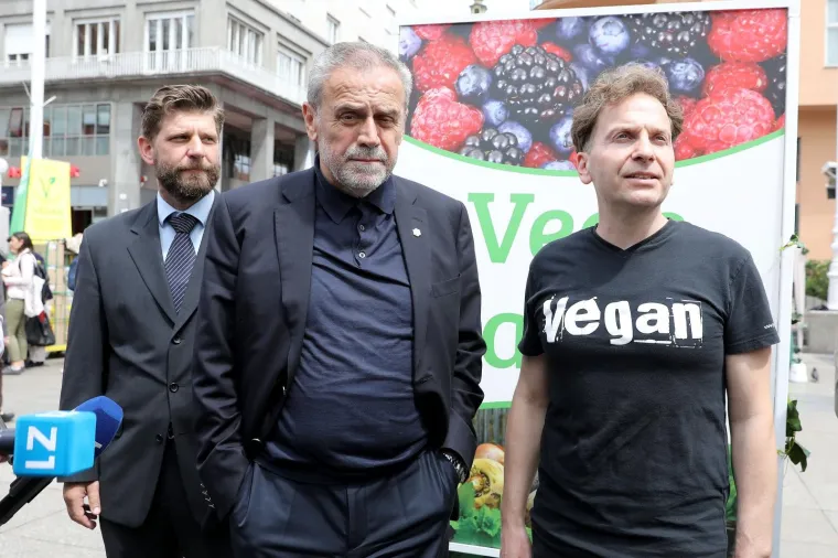 Na Trgu bana Jelačića u Zagrebu danas je otvoren Vege sajam na kojemu je prisustvovao i gradonačelnik Milan Bandić.