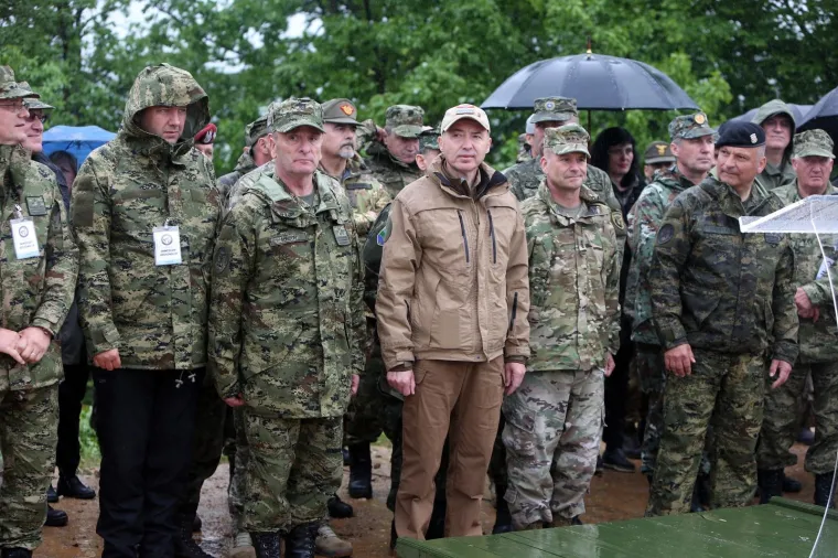 Krstičević na vojnoj vježbi: 'Danas je ki&scaron;a, ali vojska uvijek mora biti spremna'