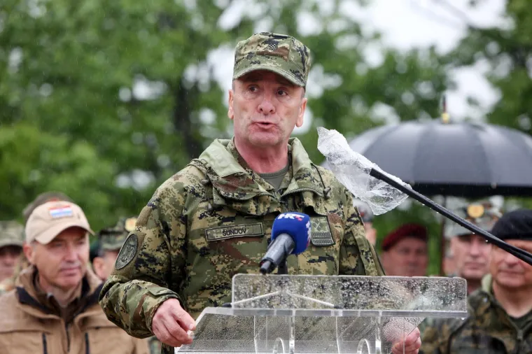 Krstičević na vojnoj vježbi: 'Danas je ki&scaron;a, ali vojska uvijek mora biti spremna'