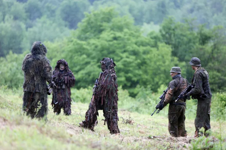 Krstičević na vojnoj vježbi: 'Danas je ki&scaron;a, ali vojska uvijek mora biti spremna'