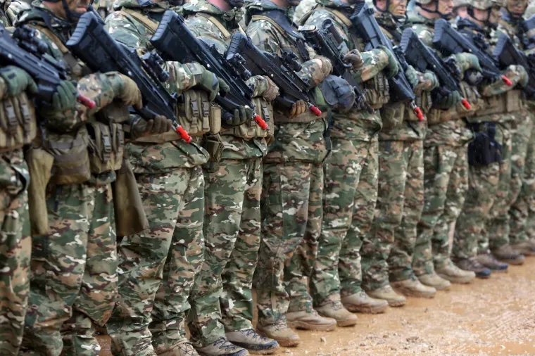 Krstičević na vojnoj vježbi: 'Danas je ki&scaron;a, ali vojska uvijek mora biti spremna'