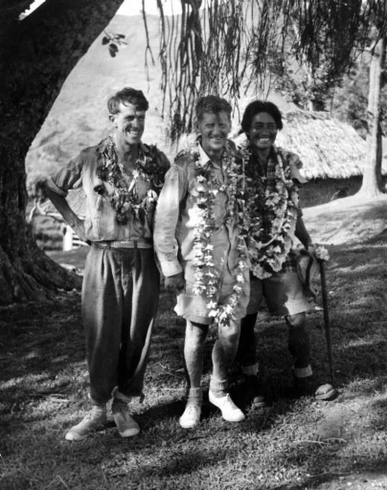 S lijeva na desno:  Edmund Hillary, rođen 1919. novozelandski alpinist koji je jedan od dvojice prvih ljudi koji su osvojili vrh Mt. Everesta, odnosno Chomolungme1953. Šerpa Tenzing Norgay koji se s Hillaryjem popeo na vrh najviše planine, U sredini je pukovnik John Hunt, vođa ekspedicije
