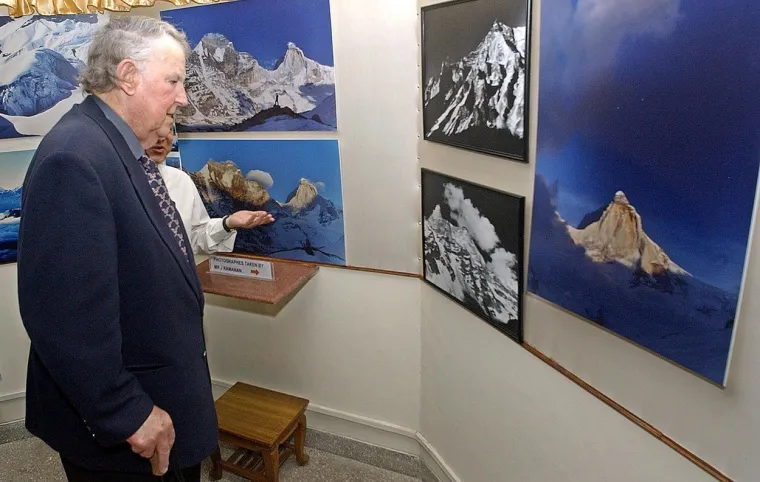 Sir Edmund Hillary gleda fotografije nakon otvorenja izložbe u New Delhiju