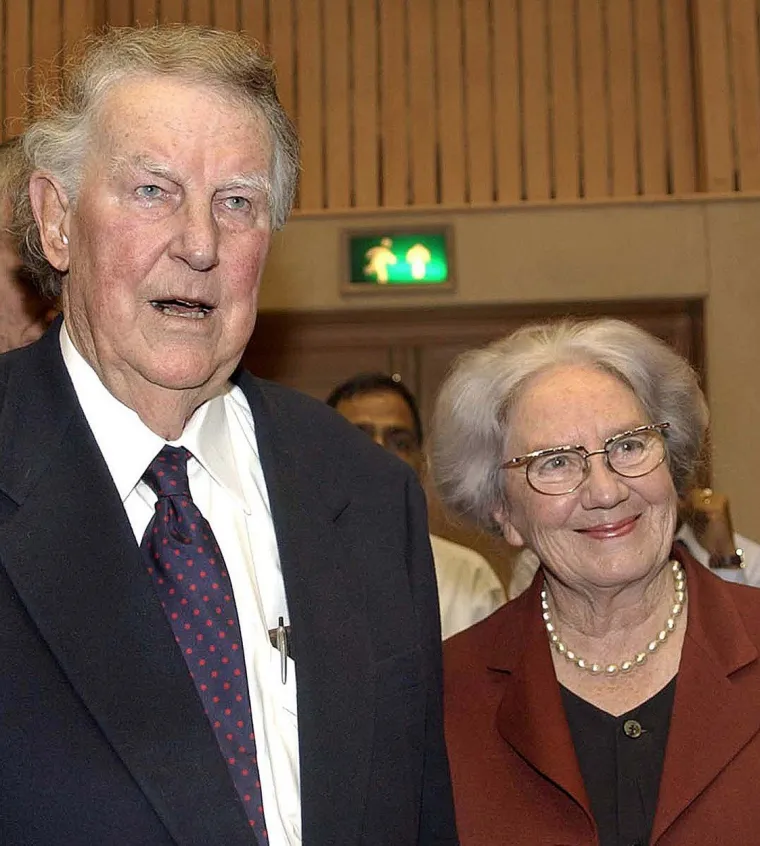 Sir Edmund Hillary  sa suprugom na proslavi 50. godišnjice uspona. Credit line: Profimedia, AFP