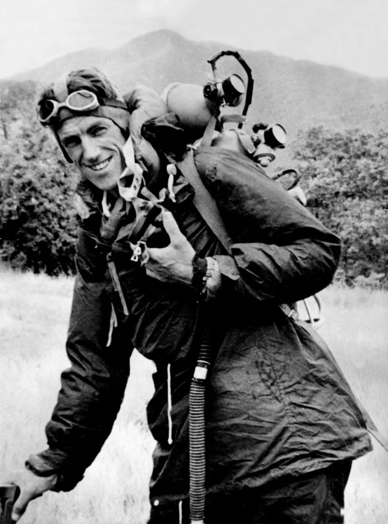 Sir Edmund HIllary preminuo je u dobi od  88 godina . Na fotografiji pozira u kompletnoj penjačkoj opremi, s 33 godine u nepalskom  Kathmanduu, nakon povratka s uspona