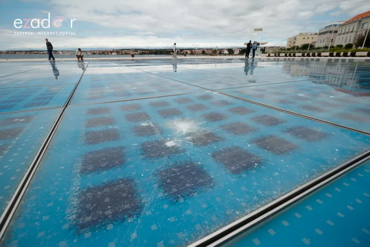 Mlađi muškarac razbio tridesetak ploča  na svjetski poznatoj instalaciji "Pozdrav suncu"