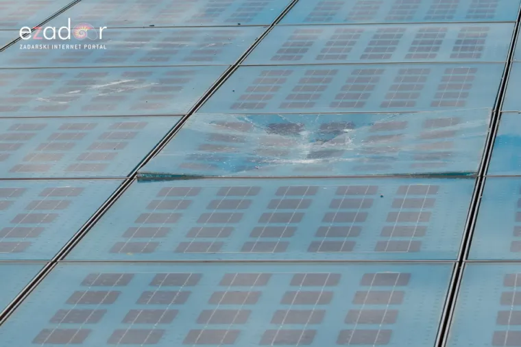 Mlađi mu&scaron;karac razbio tridesetak ploča  na svjetski poznatoj instalaciji "Pozdrav suncu"