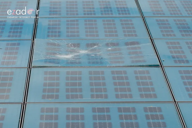 Mlađi mu&scaron;karac razbio tridesetak ploča  na svjetski poznatoj instalaciji "Pozdrav suncu"