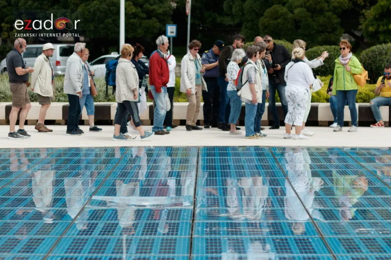 Mlađi mu&scaron;karac razbio tridesetak ploča  na svjetski poznatoj instalaciji "Pozdrav suncu"