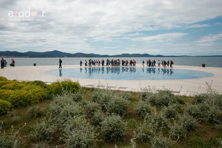Mlađi mu&scaron;karac razbio tridesetak ploča  na svjetski poznatoj instalaciji "Pozdrav suncu"