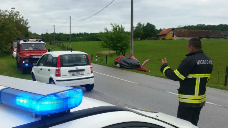 Stra&scaron;na nesreća kod Vojnića: Poginula mlada učiteljica, autom se zabila u stup