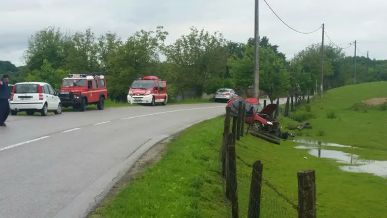 Stra&scaron;na nesreća kod Vojnića: Poginula mlada učiteljica, autom se zabila u stup