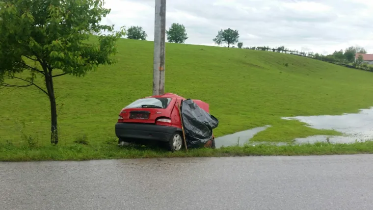 Stra&scaron;na nesreća kod Vojnića: Poginula mlada učiteljica, autom se zabila u stup