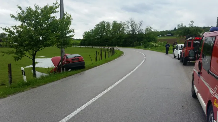 Stra&scaron;na nesreća kod Vojnića: Poginula mlada učiteljica, autom se zabila u stup