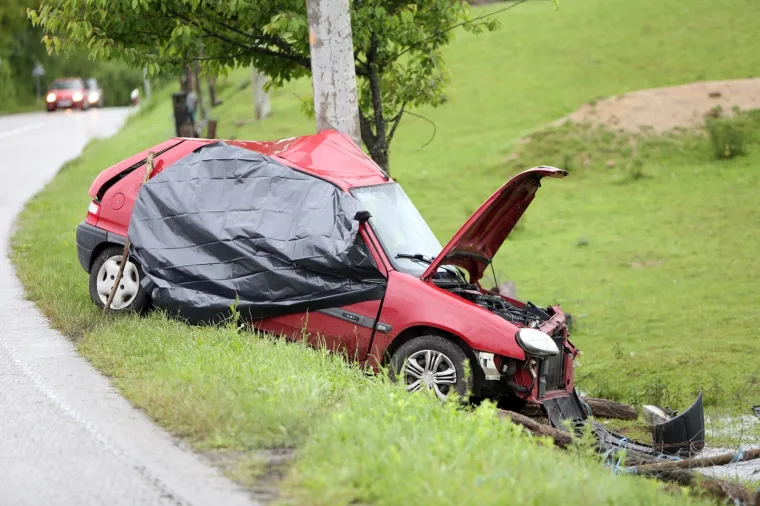 Stra&scaron;na nesreća kod Vojnića: Poginula mlada učiteljica, autom se zabila u stup