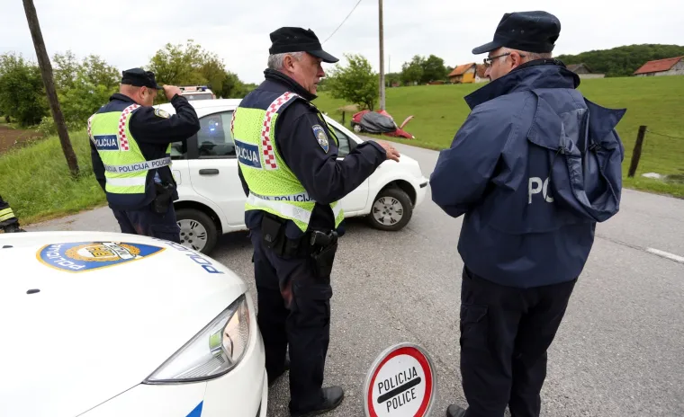 Stra&scaron;na nesreća kod Vojnića: Poginula mlada učiteljica, autom se zabila u stup