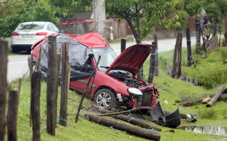 Stra&scaron;na nesreća kod Vojnića: Poginula mlada učiteljica, autom se zabila u stup