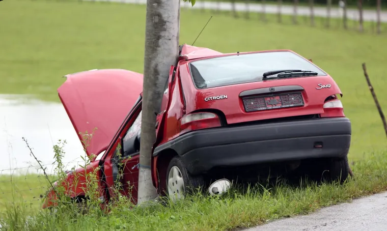 Stra&scaron;na nesreća kod Vojnića: Poginula mlada učiteljica, autom se zabila u stup