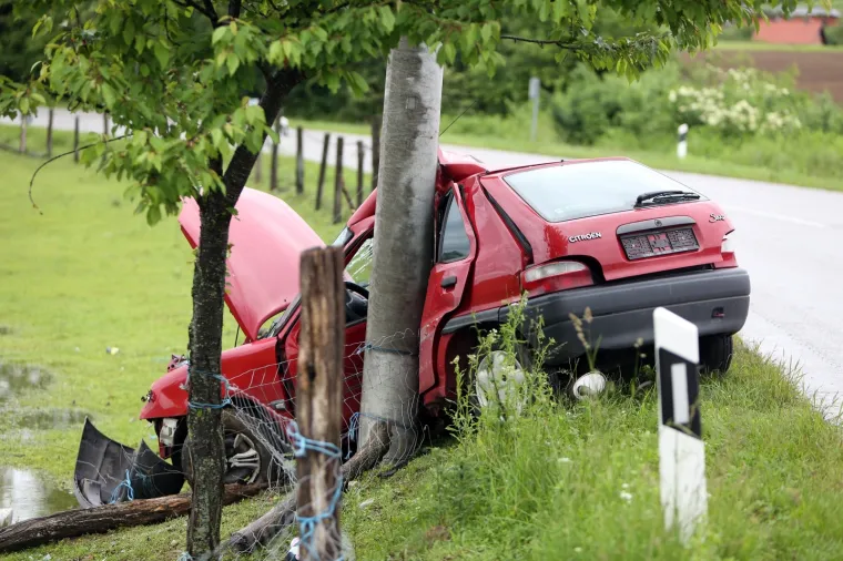 Stra&scaron;na nesreća kod Vojnića: Poginula mlada učiteljica, autom se zabila u stup