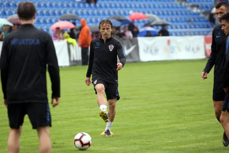 Trening nogometa&scaron;a pokvarilo nevrijeme: Zbog jakog pljuska s travnjaka oti&scaron;li nakon 20 minuta