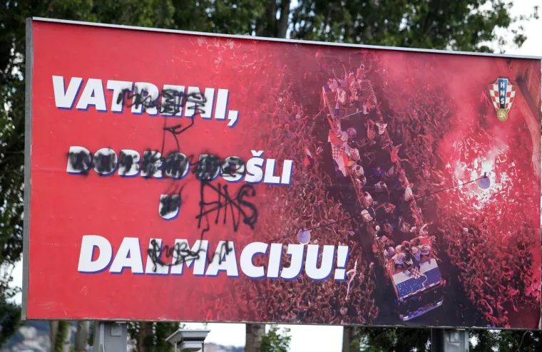 uoči sutra&scaron;nje utakmice hrvatske nogometne reprezentacije u Omi&scaron;u postavljeni su jumbo plakati &lsquo;Vatreni, dobro do&scaron;li u Dalmaciju!&rsquo; Svega nekoliko dana nakon &scaron;to je postavljen plakat podr&scaron;ke reprezentaciji za dolazak u Dalmaciju nakon četiri godine, nepoznati počinitelj ili vi&scaron;e njih, u večeri na četvrtak, i&scaron;arali su i napisali prekriženi znak HNS-a.