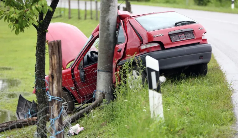 UČITELJICA POGINULA DOK JE PUTOVALA NA NASTAVU: Izletila je autom s ceste i udarila u betonski električni stup