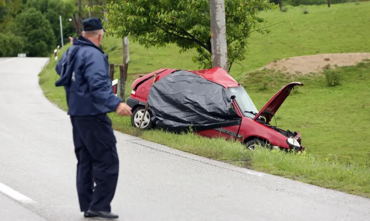 UČITELJICA POGINULA DOK JE PUTOVALA NA NASTAVU: Izletila je autom s ceste i udarila u betonski električni stup