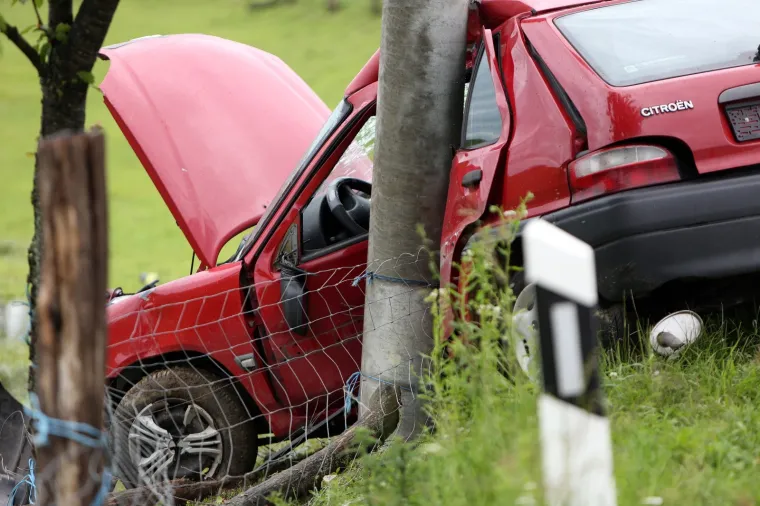UČITELJICA POGINULA DOK JE PUTOVALA NA NASTAVU: Izletila je autom s ceste i udarila u betonski električni stup