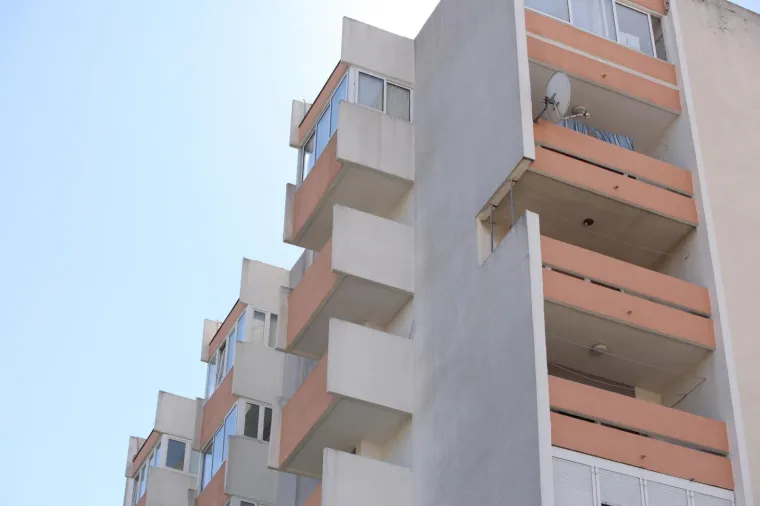 Hit fotografija na internetu: Čemu služi ova rupa u balkonu na &scaron;estom katu?