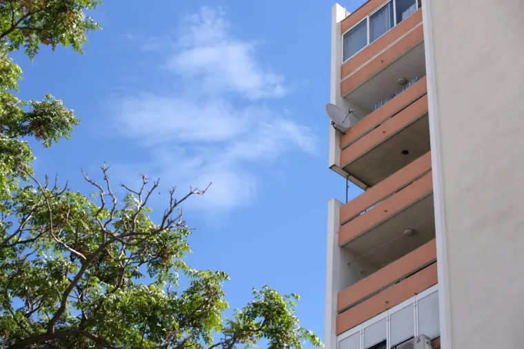 Hit fotografija na internetu: Čemu služi ova rupa u balkonu na &scaron;estom katu?