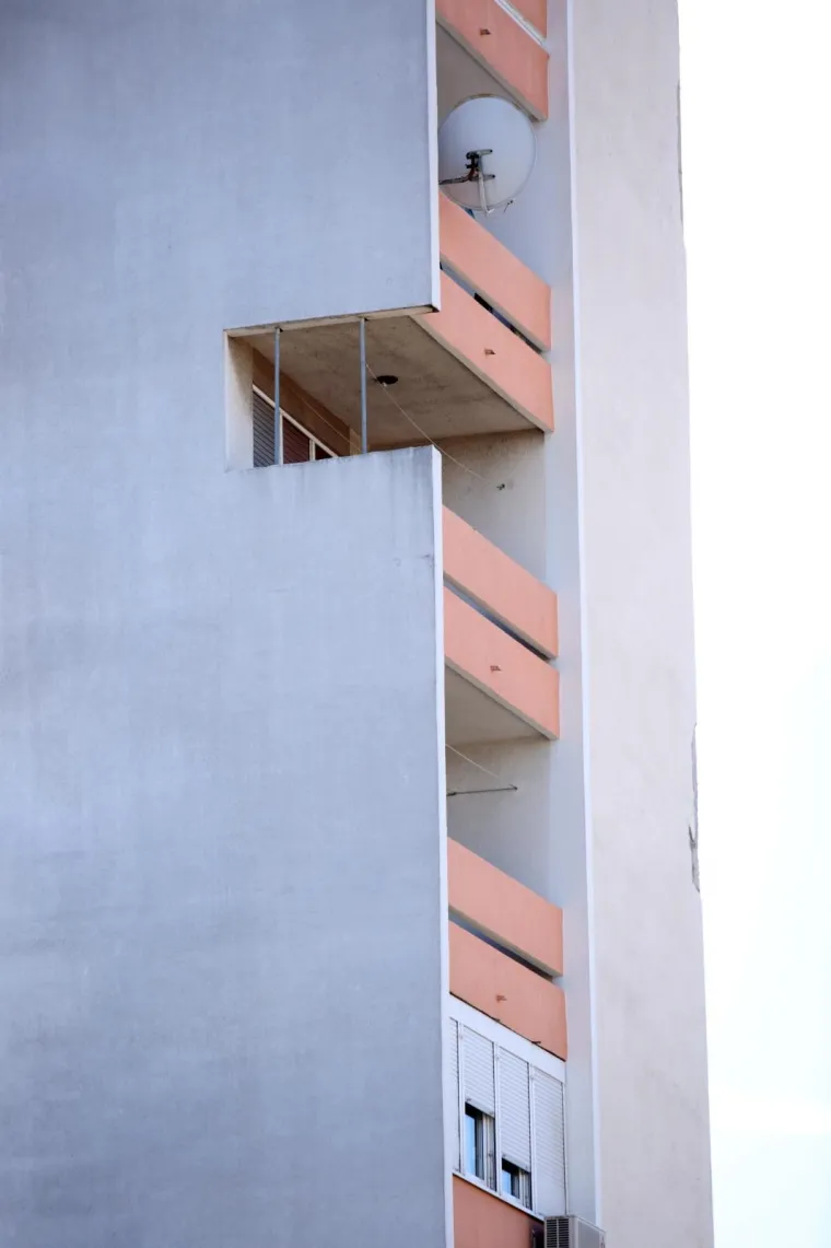 Hit fotografija na internetu: Čemu služi ova rupa u balkonu na &scaron;estom katu?