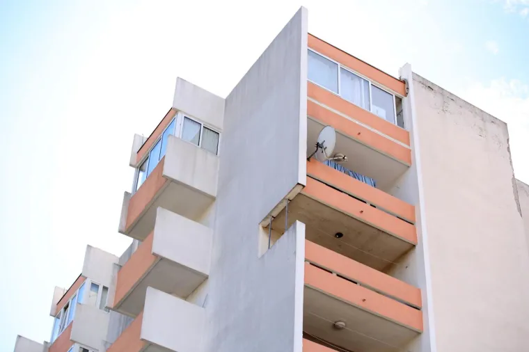 Hit fotografija na internetu: Čemu služi ova rupa u balkonu na &scaron;estom katu?