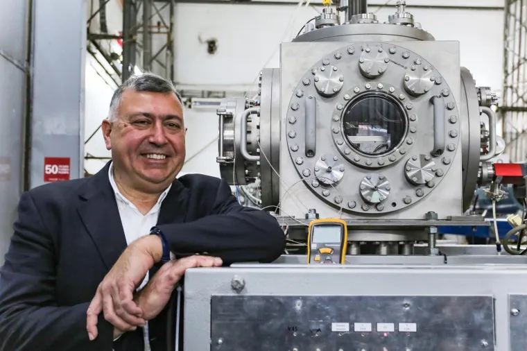 Riječ je o sustavu vrijednom preko pola milijuna eura koji će omogućiti razvoj novih materijala za fuzijsku elektranu  kao i razvoj novih materijala za sve druge nuklearne primjene kao sto su uredjaji za hadronsku terapiju u medicini.
