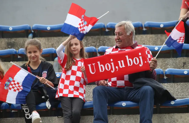 31.05.2019., Omis - Prijateljska utakmica Hrvatske nogometne reprezentacije i NK  Omisa  u povodu 100 godina istoimenog kluba na stadionu Andjelko Marusic Ferata.Navijaci 
Photo: Ivo Cagalj/PIXSELL