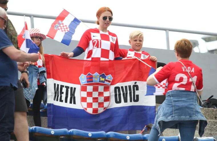 31.05.2019., Omis - Prijateljska utakmica Hrvatske nogometne reprezentacije i NK  Omisa  u povodu 100 godina istoimenog kluba na stadionu Andjelko Marusic Ferata.Navijaci 
Photo: Ivo Cagalj/PIXSELL