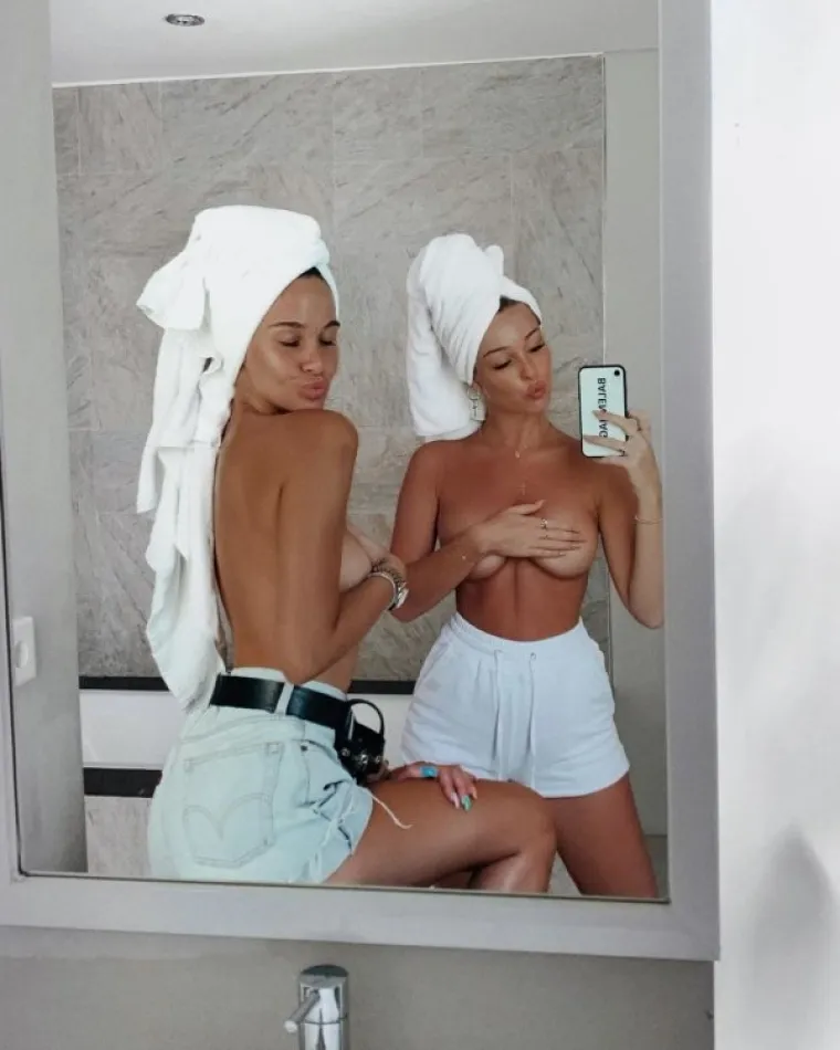 A one nam ponosno pokazuju svoje primamljive parove