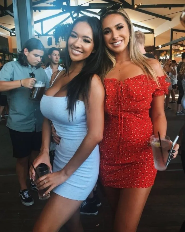 A one nam ponosno pokazuju svoje primamljive parove