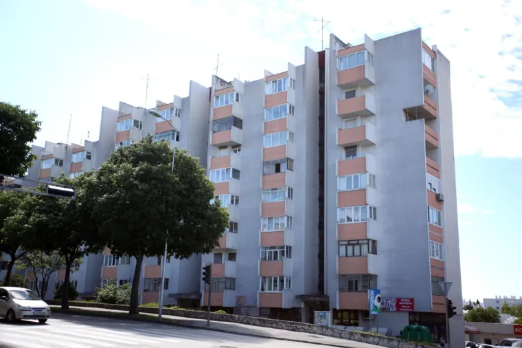 KOGA BRIGA ZA STATIKU I IZGLED ZGRADE: 'Majstor' u Splitu izrezao dio zida na balkonu. Valjda je htio više sunca i bolji pogled
