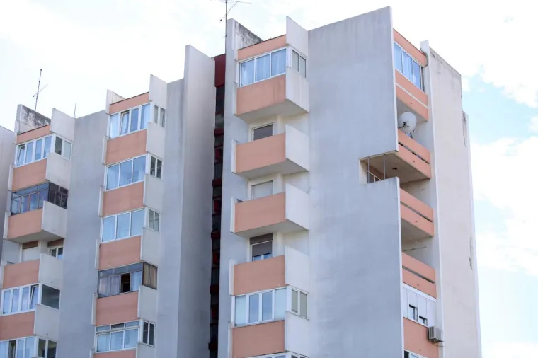 KOGA BRIGA ZA STATIKU I IZGLED ZGRADE: 'Majstor' u Splitu izrezao dio zida na balkonu. Valjda je htio više sunca i bolji pogled