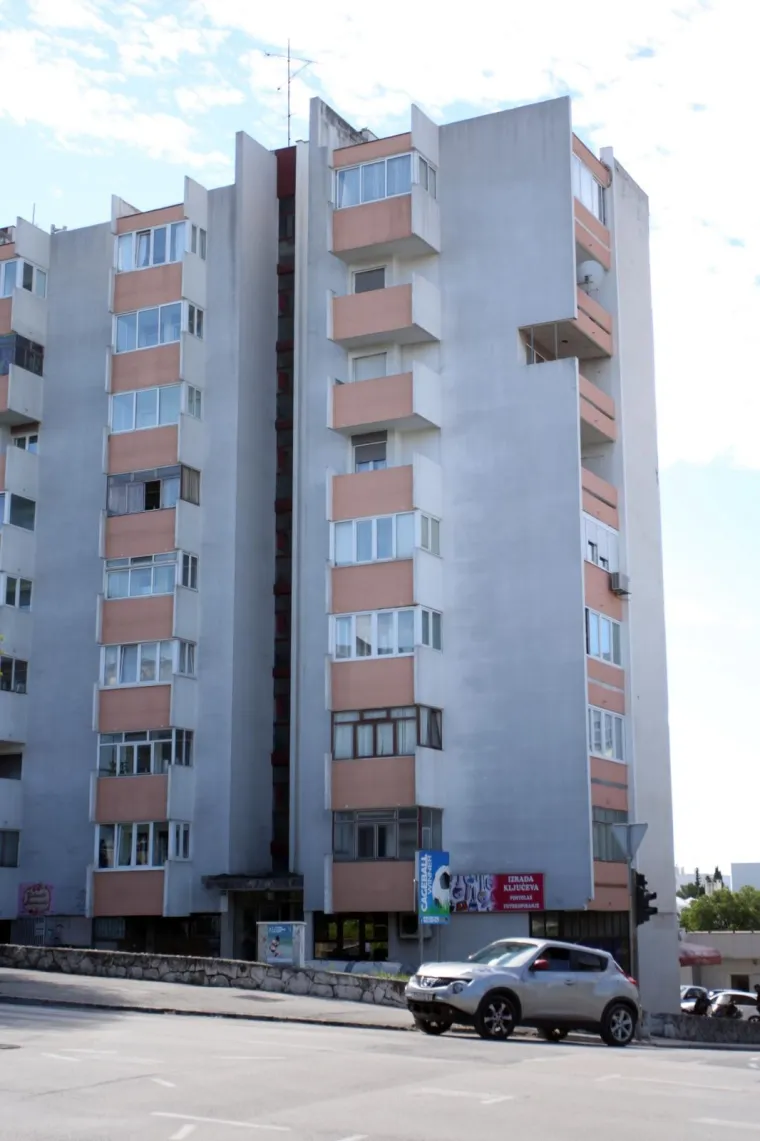 KOGA BRIGA ZA STATIKU I IZGLED ZGRADE: 'Majstor' u Splitu izrezao dio zida na balkonu. Valjda je htio više sunca i bolji pogled