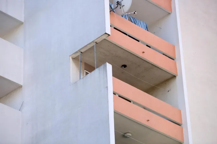 Na zgradi u Vukovarskoj ulici u Splitu netko je izrezao dio zida na balkonu stana. Na fotografiji se vidi kako zid drže samo dvije šipke, a fotografija je postala viralni hit na društvenim mrežama i u medijima.