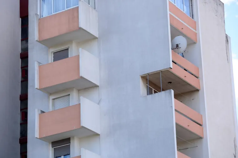 KOGA BRIGA ZA STATIKU I IZGLED ZGRADE: 'Majstor' u Splitu izrezao dio zida na balkonu. Valjda je htio više sunca i bolji pogled