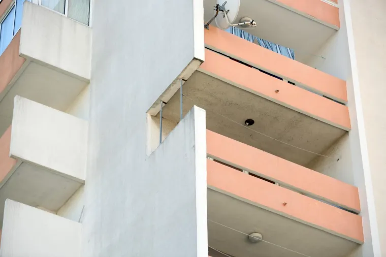 KOGA BRIGA ZA STATIKU I IZGLED ZGRADE: 'Majstor' u Splitu izrezao dio zida na balkonu. Valjda je htio više sunca i bolji pogled