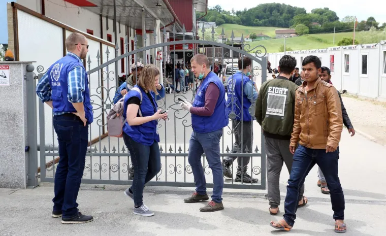 Požar buknuo u prihvatnom centru u Velikoj Kladuši: Migranti skakali kroz prozore da se spase skakali kroz