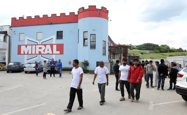 Požar buknuo u prihvatnom centru u Velikoj Kladuši: Migranti skakali kroz prozore da se spase skakali kroz