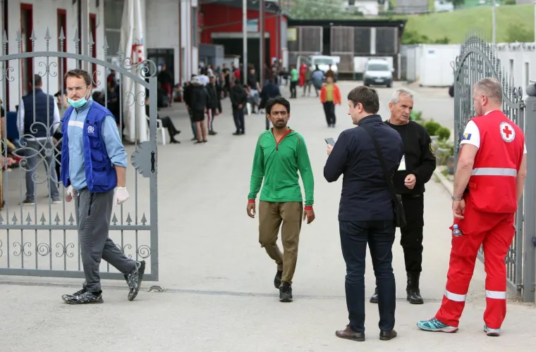 Požar buknuo u prihvatnom centru u Velikoj Kladuši: Migranti skakali kroz prozore da se spase skakali kroz