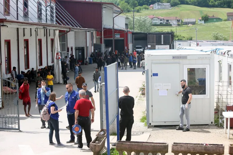 Požar buknuo u prihvatnom centru u Velikoj Kladuši: Migranti skakali kroz prozore da se spase skakali kroz