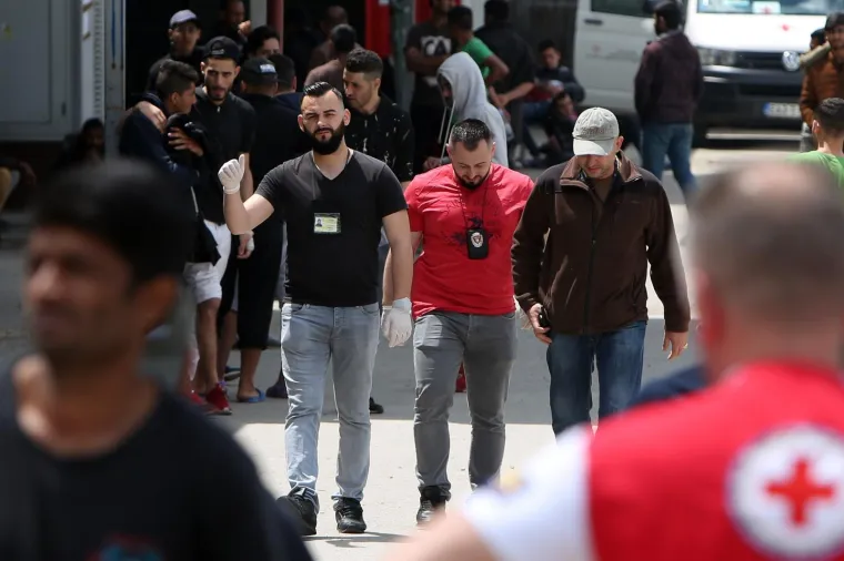 Požar buknuo u prihvatnom centru u Velikoj Kladuši: Migranti skakali kroz prozore da se spase skakali kroz