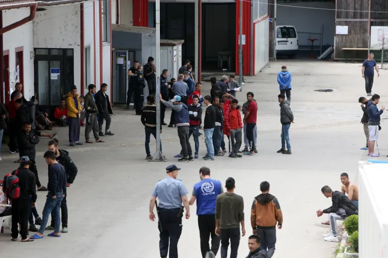 Požar buknuo u prihvatnom centru u Velikoj Kladuši: Migranti skakali kroz prozore da se spase skakali kroz